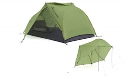 Grønt 2-personers telt med dobbelte døre og ventilations åbninger, opslået på græs under en blå himmel.